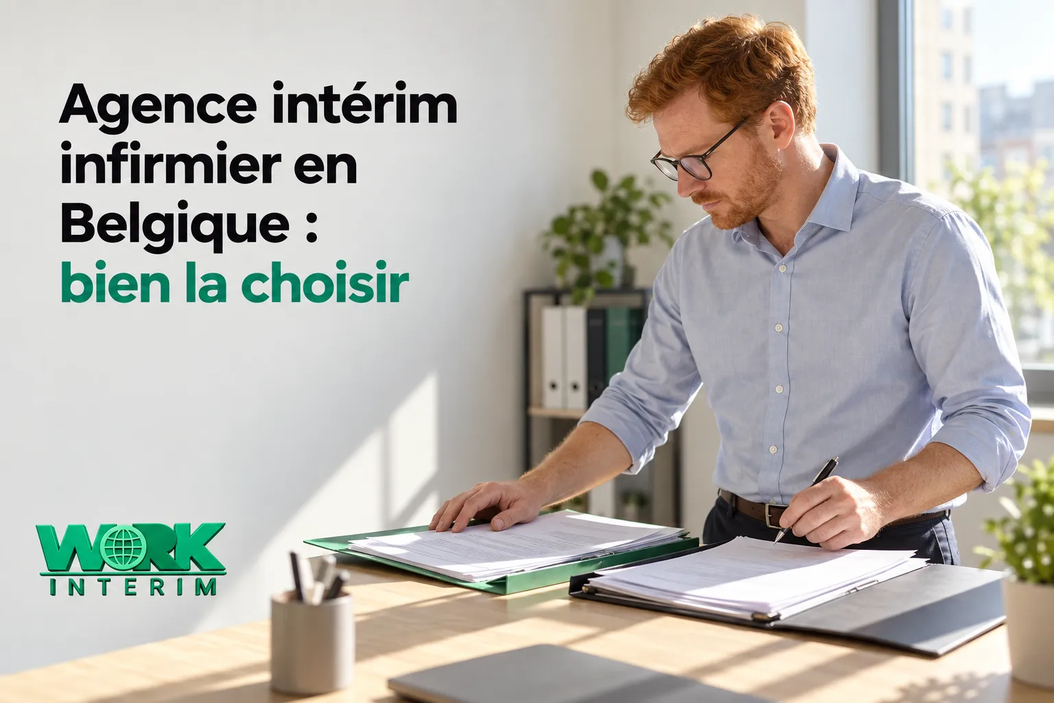 Un homme en chemise bleue signe des documents sur un bureau.
