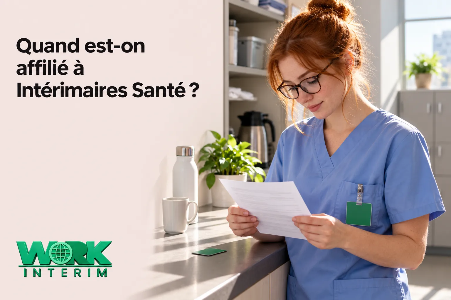 Une infirmière portant des vêtements bleus lit un document sur le comptoir d’un lieu de travail.