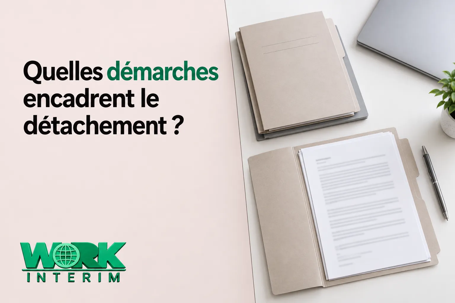 Une photo montre des dossiers et documents empilés sur une table près d’un ordinateur portable, avec une plante à droite.